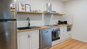 Cafetera y tetera, refrigerador, microondas y horno 