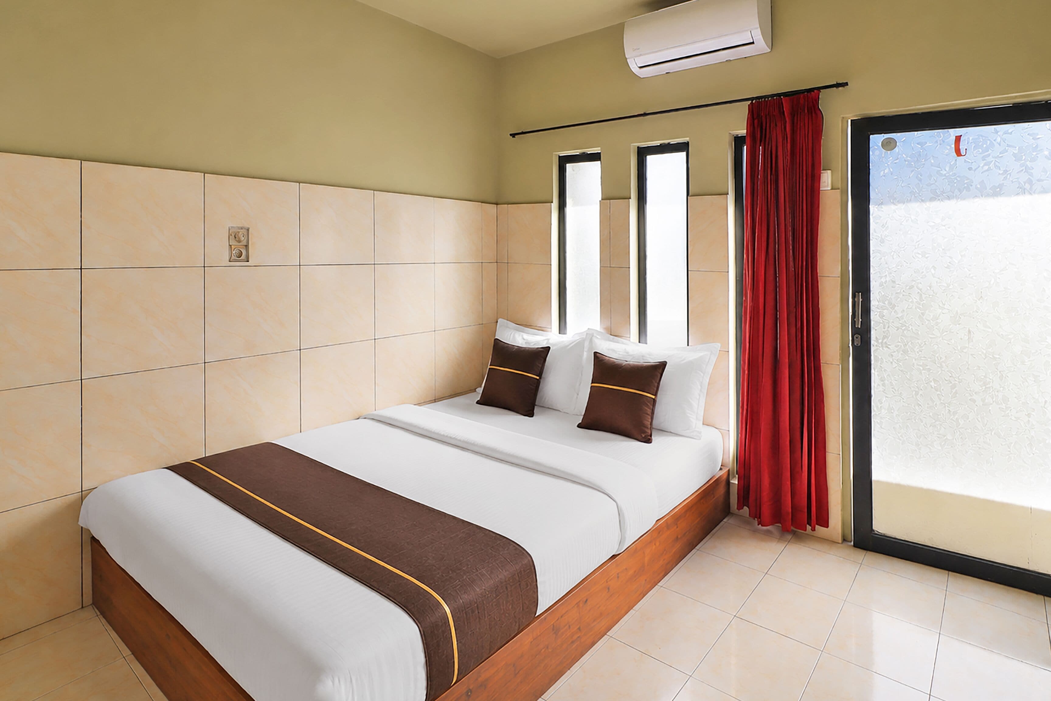 Habitación Deluxe doble | Tabla de planchar con plancha y ropa de cama
