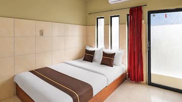 Habitación Deluxe doble | Tabla de planchar con plancha y ropa de cama