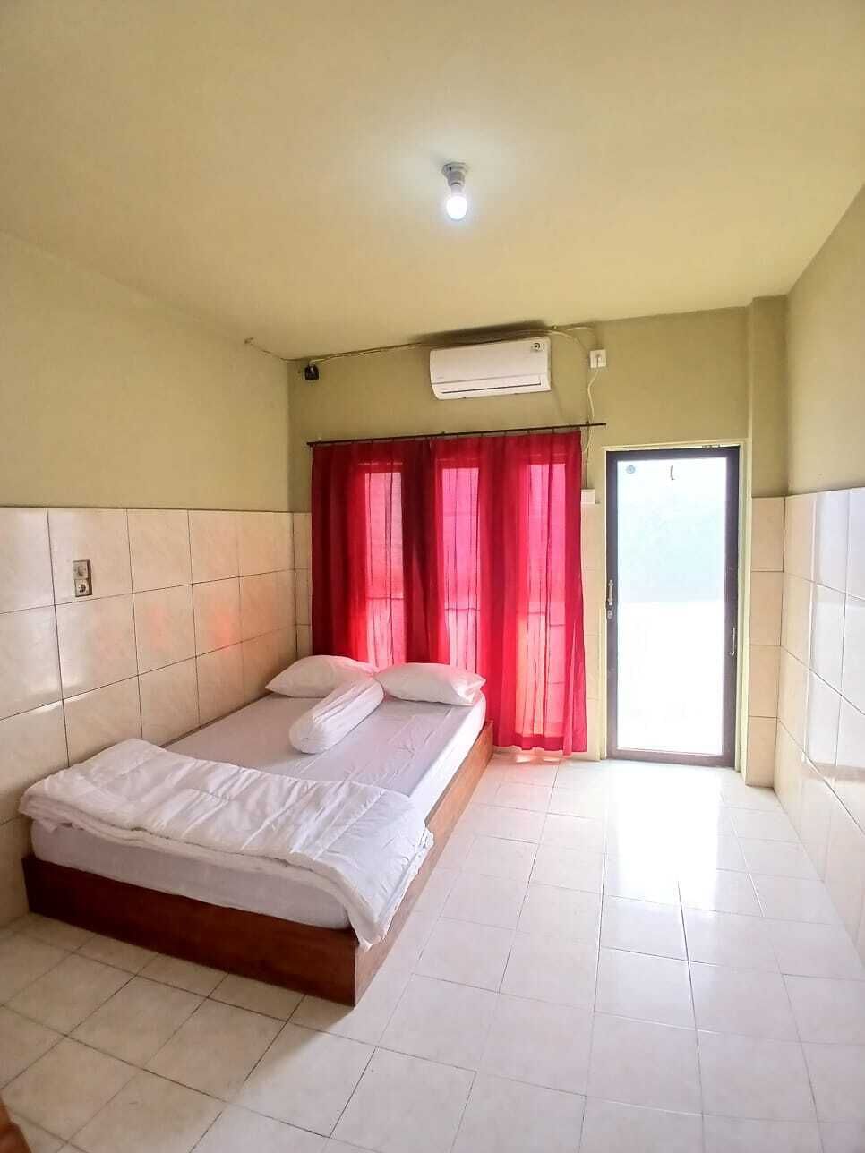 Deluxe Double Room | Iron/ironing board, bed sheets