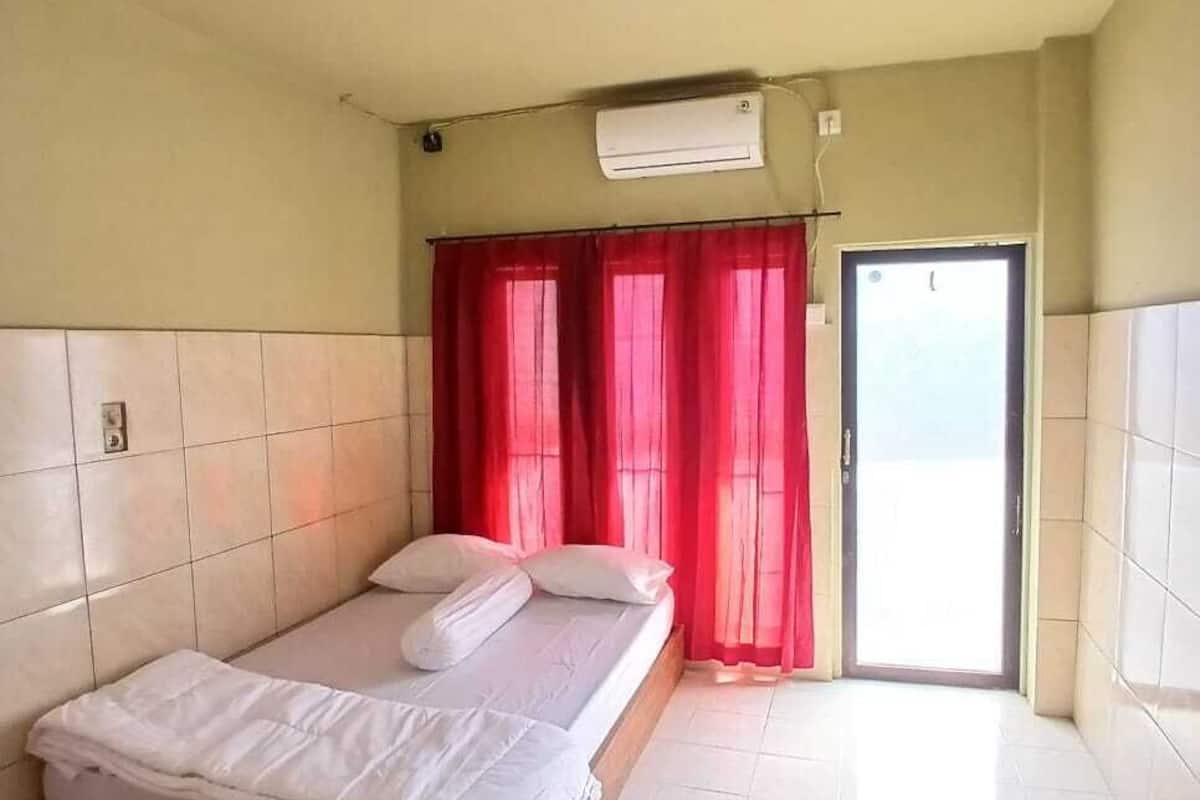 Deluxe Double Room | Iron/ironing board, bed sheets