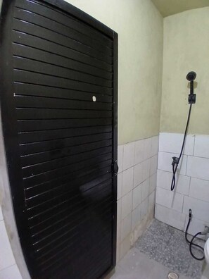 Deluxe Double Room | Bathroom | Shower, bidet, towels, soap - Hotel O near Garuda Wisnu Kencana former (Jimbaran)