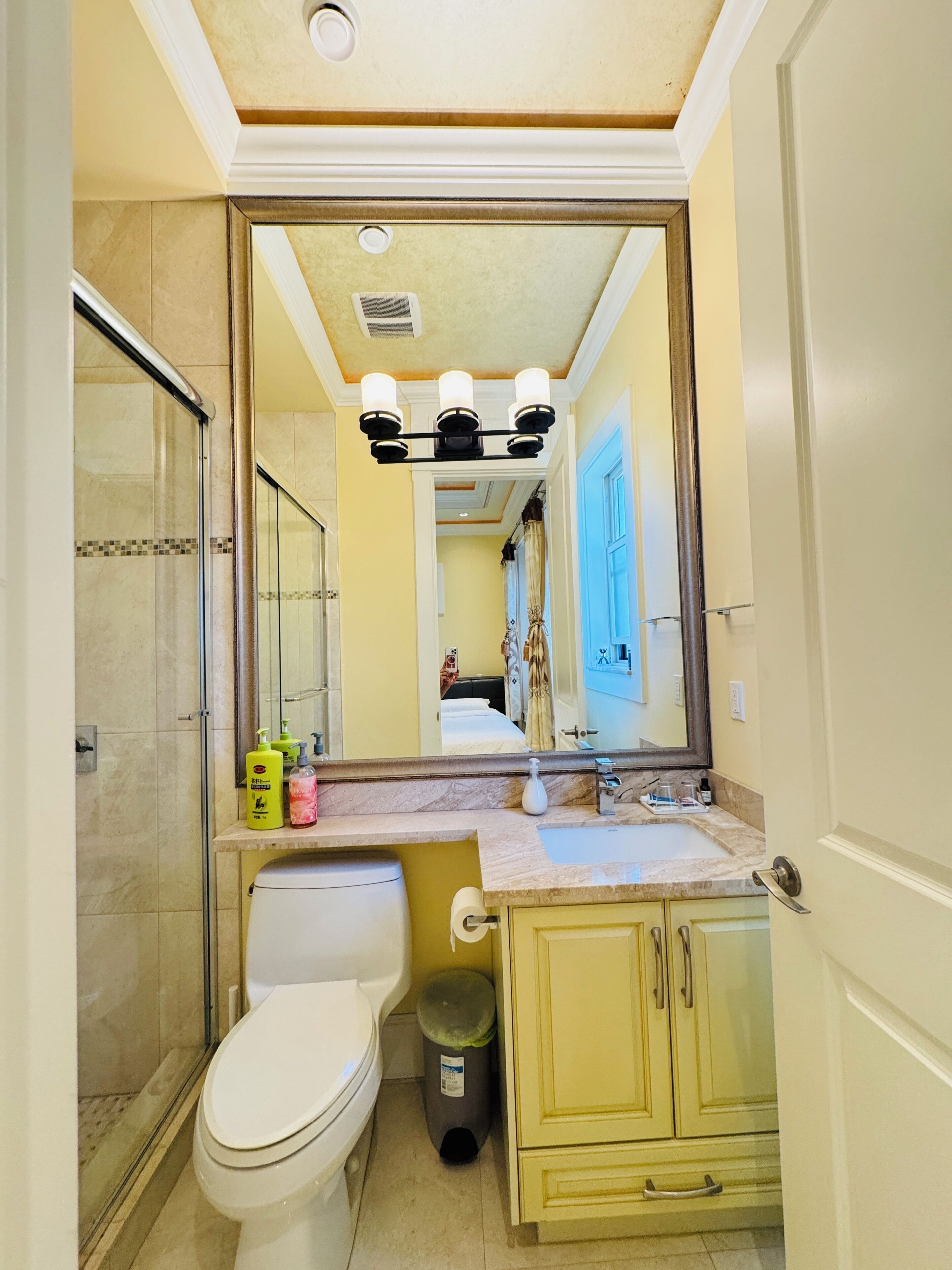 Combined shower/bathtub, free toiletries, hair dryer, towels