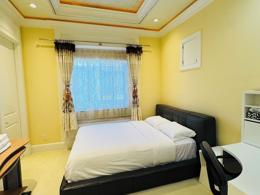 Comfort Double Room, 1 Queen Bed | Hypo-allergenic bedding available, desk, WiFi (free)