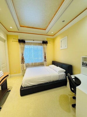 Comfort Double Room, 1 Queen Bed | Hypo-allergenic bedding available, desk, WiFi (free)