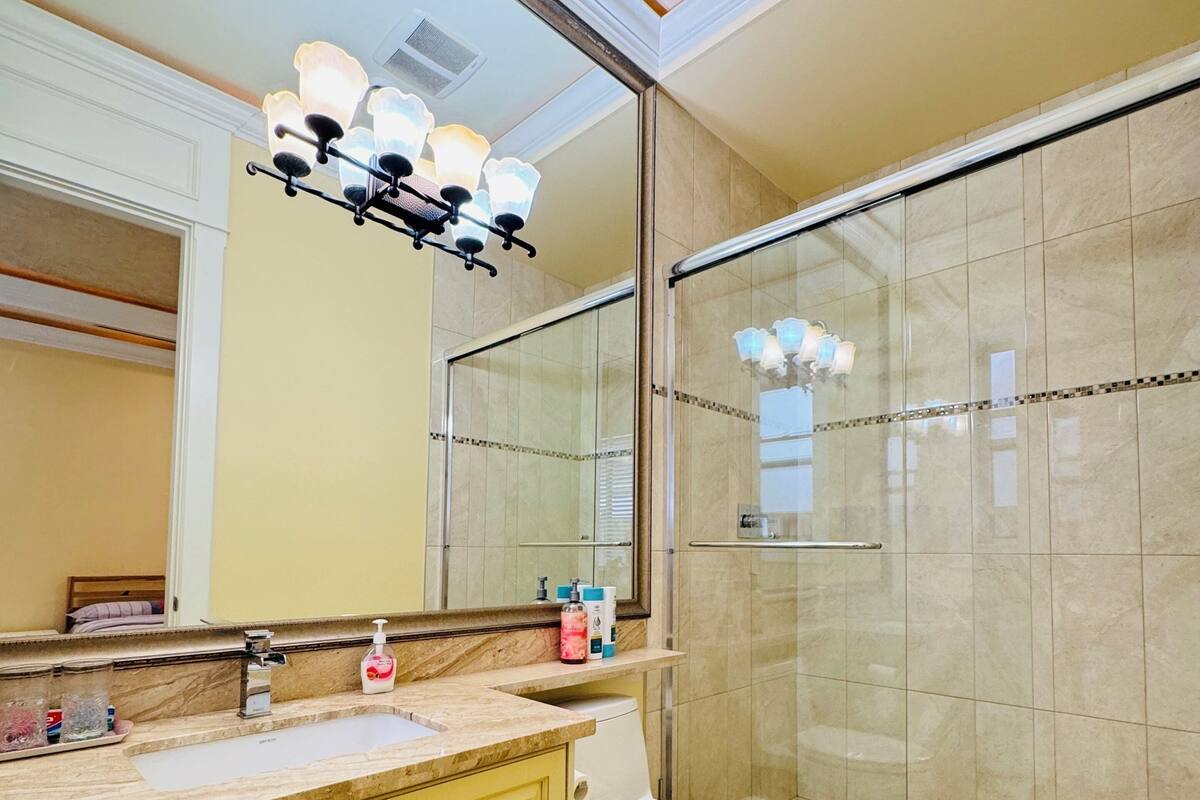 Bañera con ducha, artículos de tocador gratuitos, secador de pelo