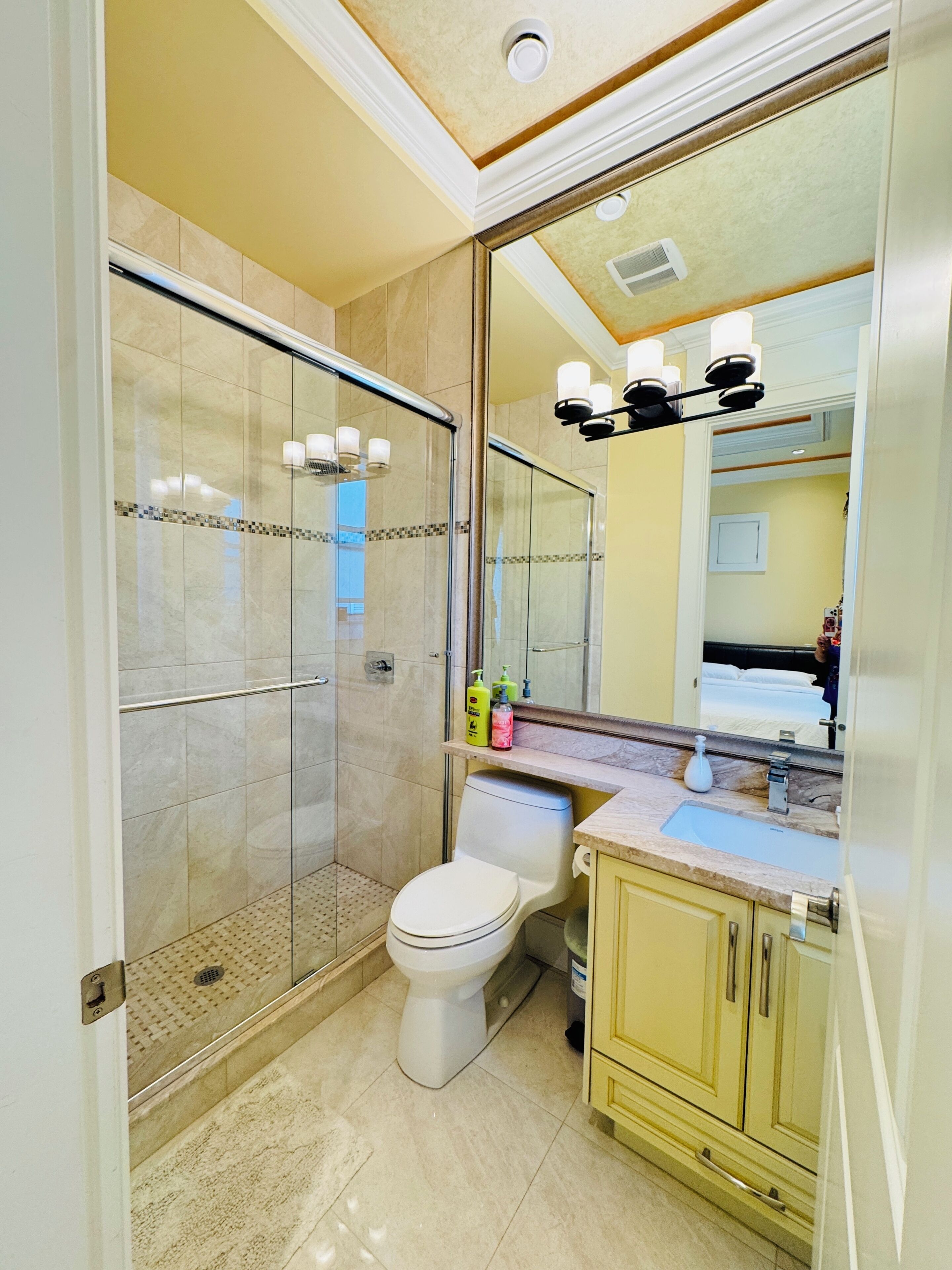 Quarto casal conforto, 1 cama Queen | Banheiro | Chuveiro/banheira combinados, produtos de toalete grátis