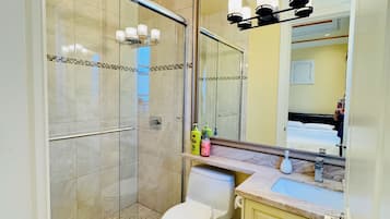 Quarto casal conforto, 1 cama Queen | Banheiro | Chuveiro/banheira combinados, produtos de toalete grátis