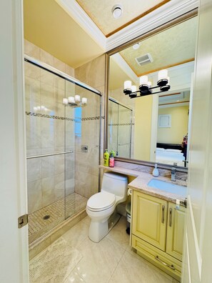 Bañera con ducha, artículos de tocador gratuitos, secador de pelo