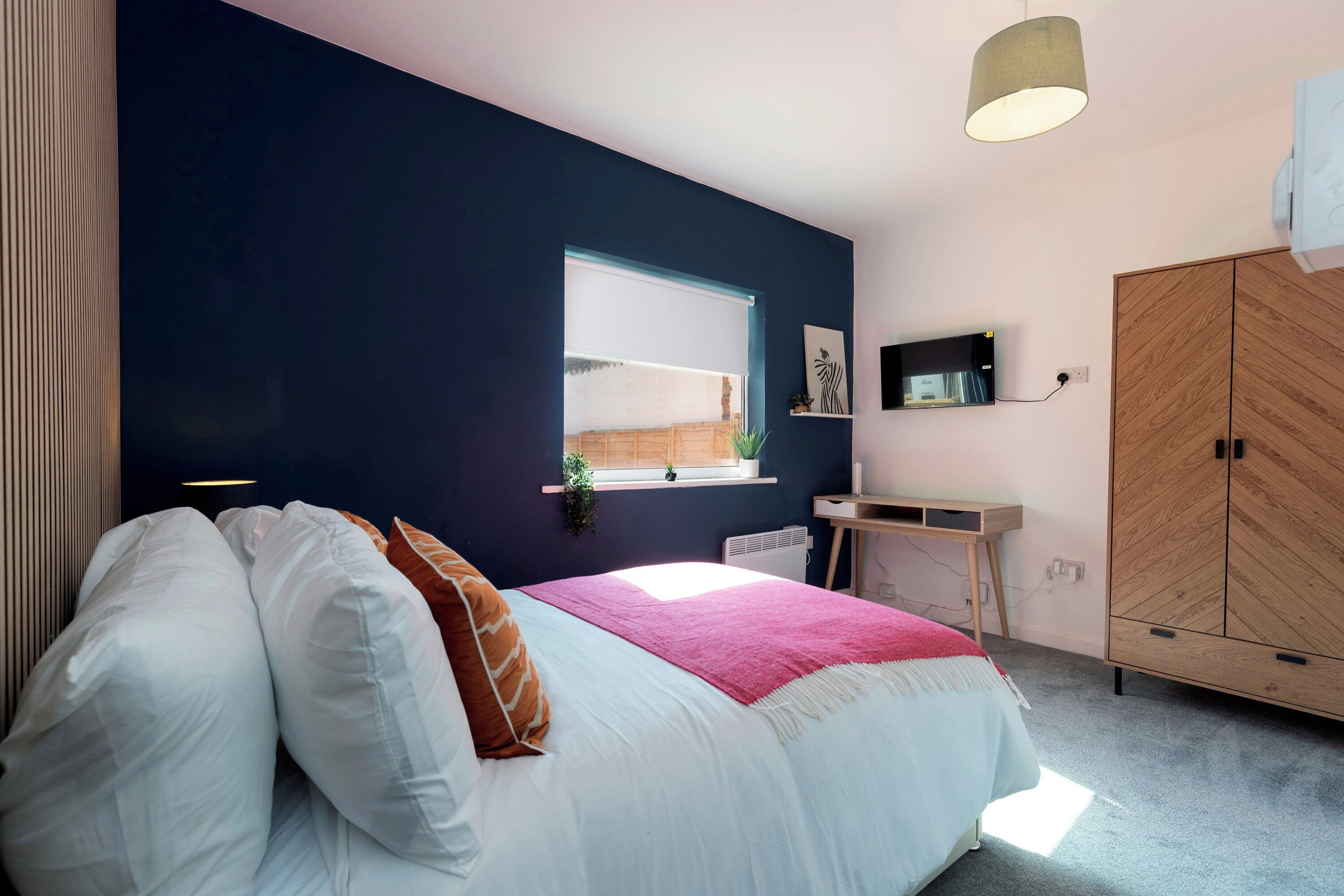 6 bedrooms, desk, WiFi, bed sheets