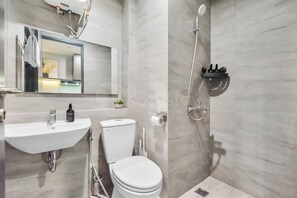 A modern bathroom with a sink, toilet, and shower. - Kito by Kozystay - Serpong (Tangerang)