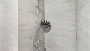 Appartamento, 1 letto queen, vista città | Bagno
