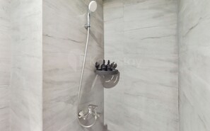 Apartment, 1 Queen-Bett, Stadtblick | Badezimmer | Dusche, kostenlose Toilettenartikel, Haartrockner, Handtücher