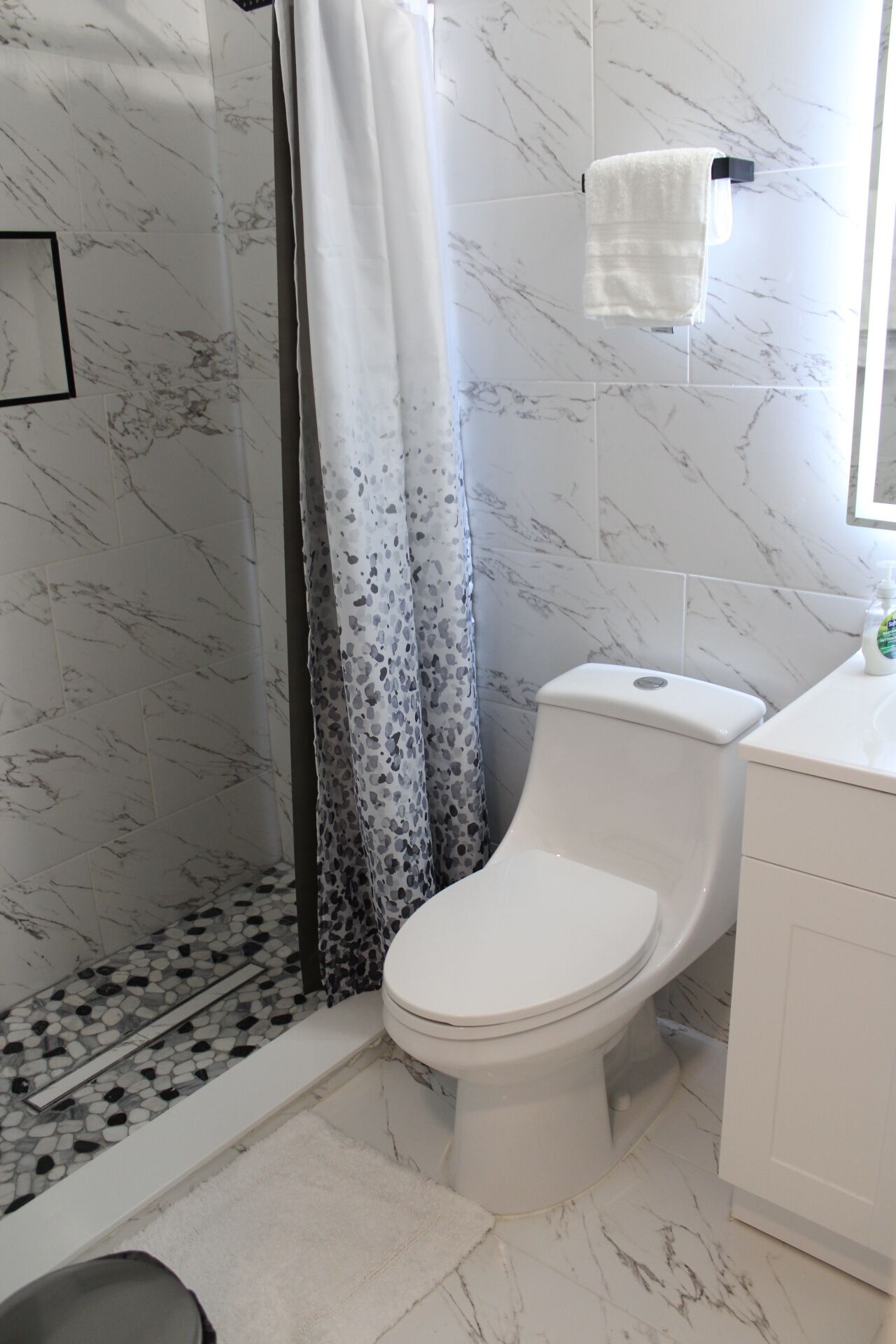Dusche, Haartrockner, Handtücher, Seife