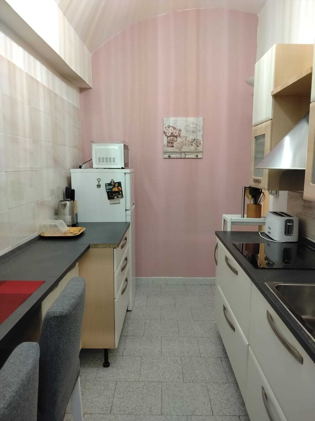 Coffee/tea maker, fridge, microwave, stovetop
