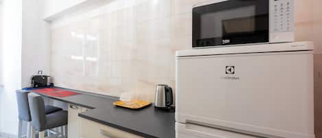 Cafetière-théière, réfrigérateur, four à micro-ondes, surface de cuisson