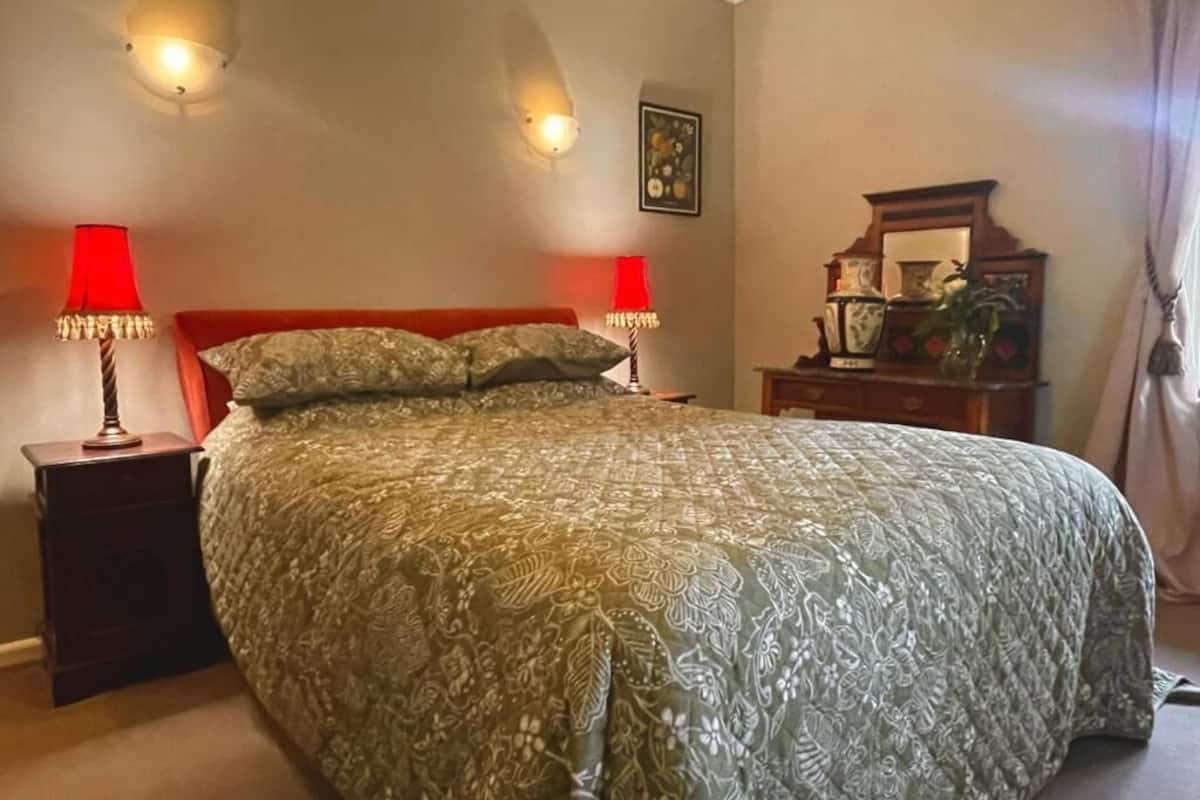 Erehwon Spa Suite | Egyptian cotton sheets, premium bedding, iron/ironing board, WiFi (free)