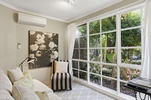 Suite Deluxe, patio, vista al jardín (Garden Suite) | Área de sala de estar