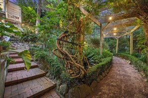 A garden pathway with a wooden pergola and climbing plants. - The Castle - Villa by the Sea (Cowes)