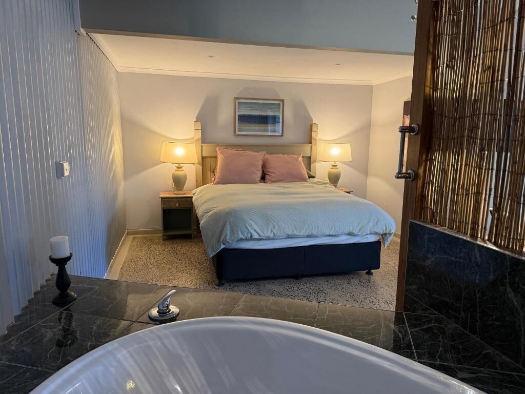 Phòng Suite Deluxe, sân hiên, quang cảnh vườn (Garden Suite) | Bộ trải giường bằng vải cotton Ai Cập, bộ đồ giường cao cấp 
