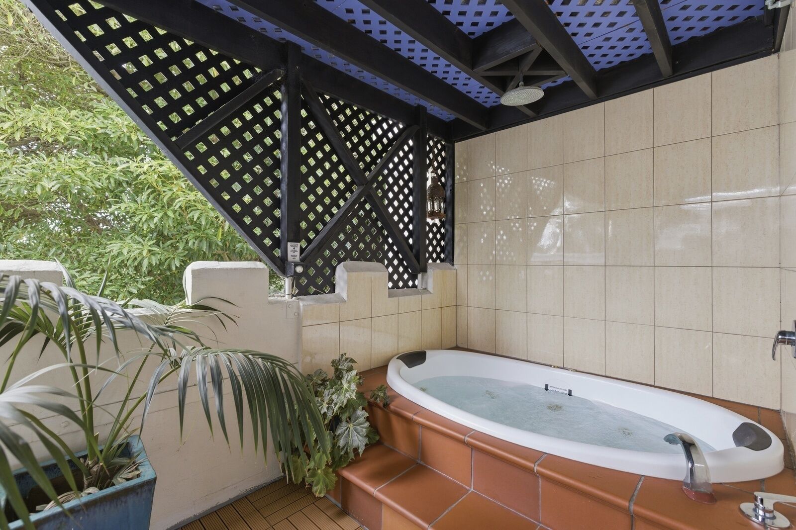 Erehwon Spa Suite | Outdoor spa tub