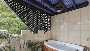 Erehwon Spa Suite | Outdoor spa tub