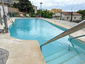 A swimming pool with a metal ladder and a lifebuoy. - Torremar Luxe: upscale 2bed apartment by the beach (Torremolinos)
