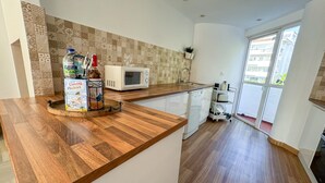 Coffee/tea maker, fridge, microwave, oven