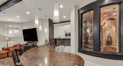 Ski-in, ski-out Spacious 6-bedroom Chalet in Canyons Village