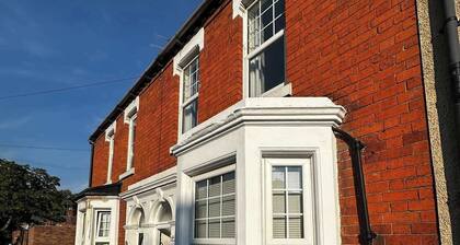 Spacious 3BR House Near Sixfields, Duston