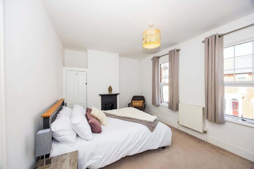 Spacious 3BR House Near Sixfields, Duston