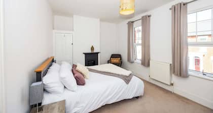 Spacious 3BR House Near Sixfields, Duston