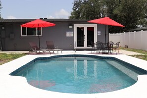 Een buitenzwembad