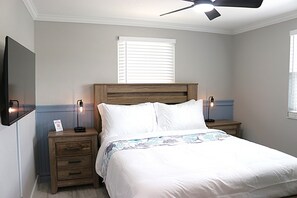 Een bureau, een strijkplank/strijkijzer, gratis wifi, beddengoed