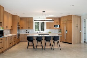 Private kitchen - Modern Luxury Lakefront Estate with Private Dock (Black Diamond)