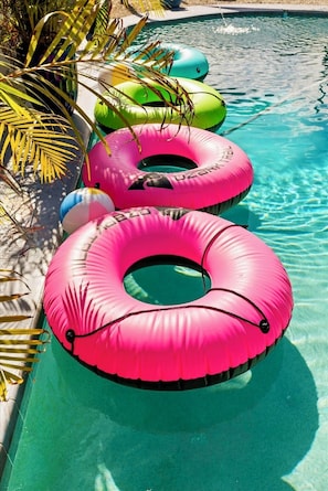Ein Pool mit aufblasbaren Schwimmringen.