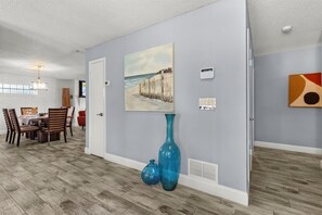 A room with a dining area, a painting, a blue vase, and a 'No Smoking' sign. - Cozy & Spacious 2-bedroom suite in gorgeous Orlando ~ 6 guests & close to it all (Orlando)