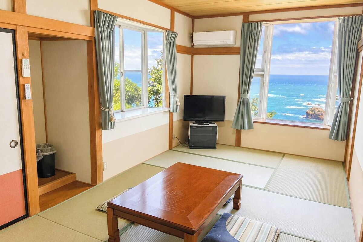 Habitación cuádruple de estilo japonés, vistas al mar | Espacio para trabajar con un portátil, wifi gratis, ropa de cama