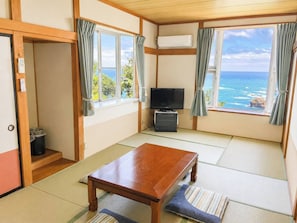 Quadruple Room gaya Jepun, Ocean View | Ruang kerja komputer riba, Wi-fi percuma, cadar katil 