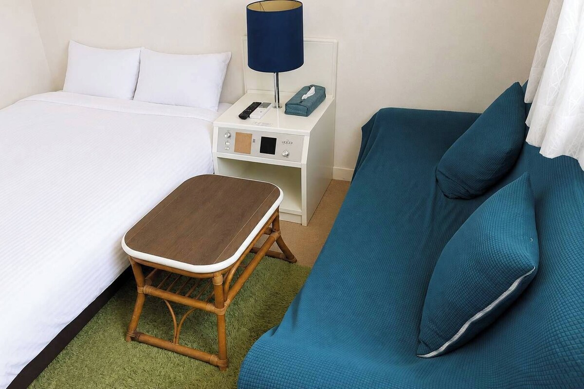 Habitación básica doble, vistas al mar | Espacio para trabajar con un portátil, wifi gratis, ropa de cama