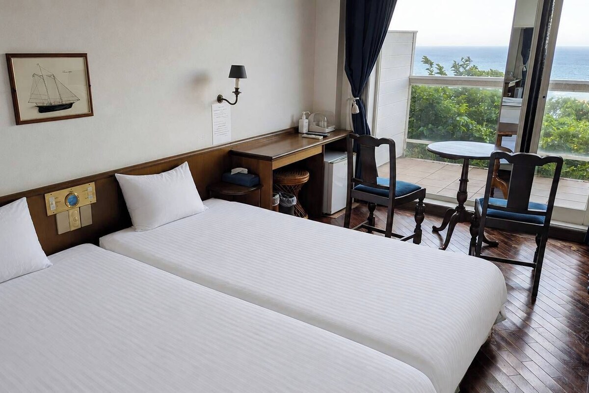 Habitación Deluxe con 2 camas individuales, vistas al mar | Espacio para trabajar con un portátil, wifi gratis, ropa de cama