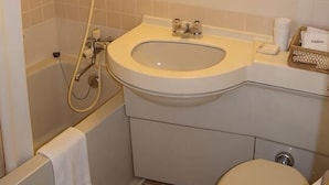 Combined shower/bathtub, hair dryer, towels, soap - Hotel Cliffside (Shimoda)