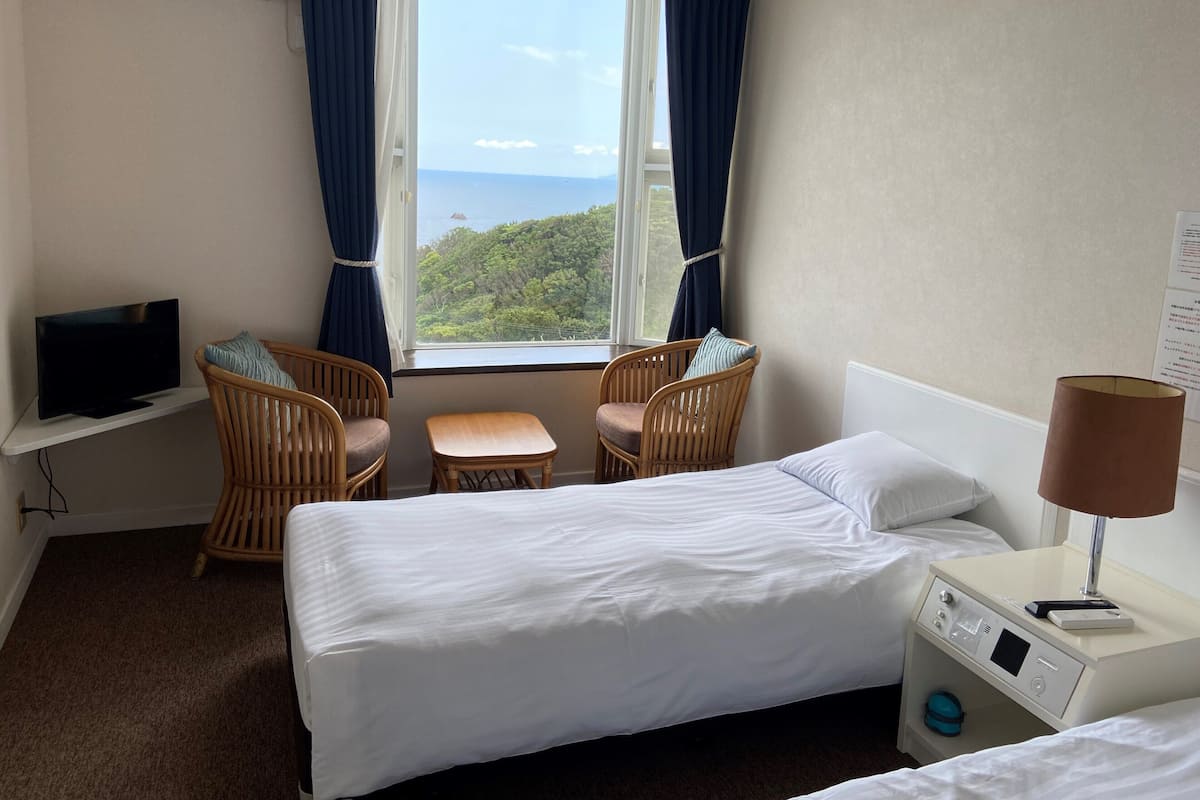 Chambre avec lits jumeaux, vue mer | Espace de travail pour ordinateur portable, Wi-Fi gratuit, draps fournis