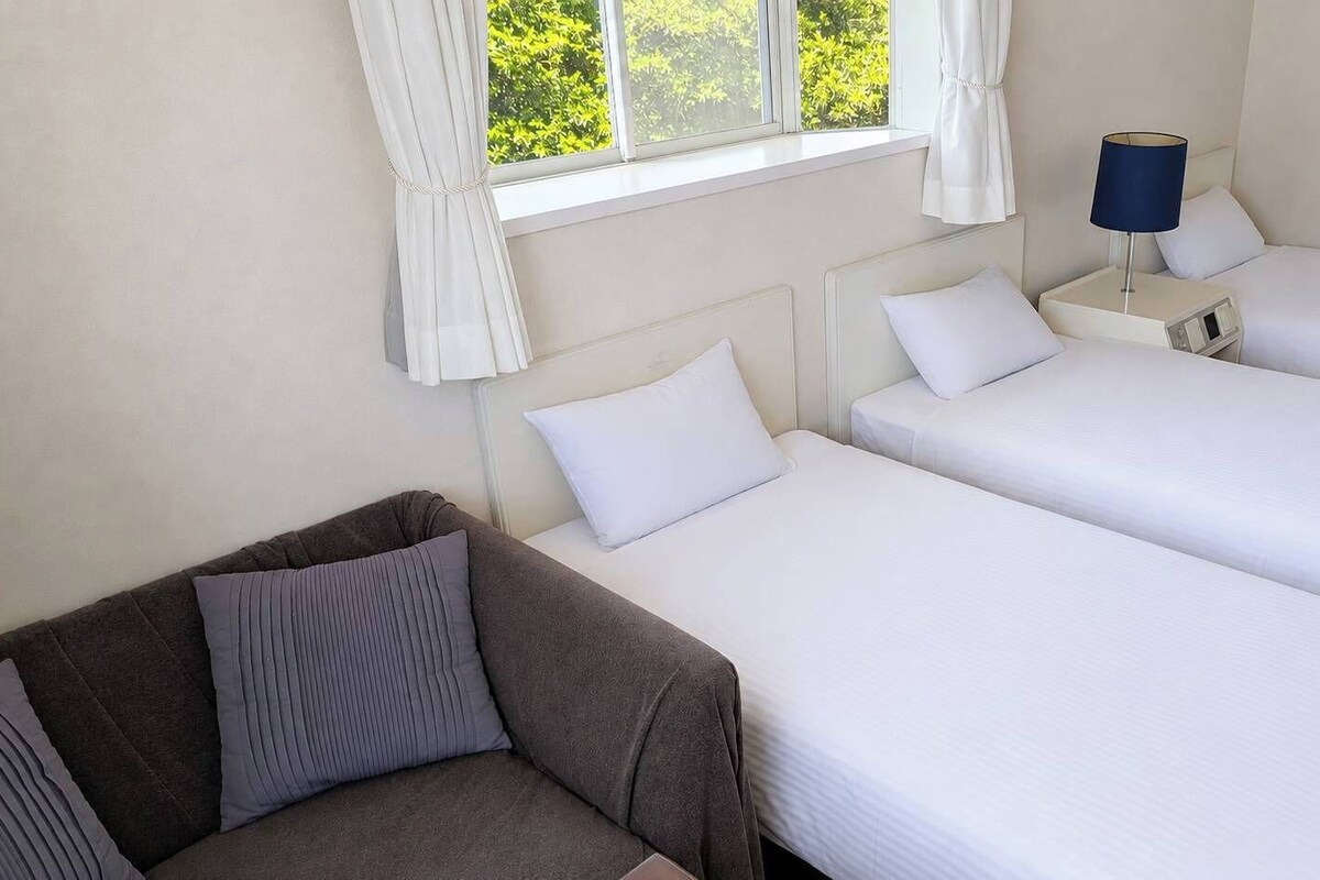 Habitación triple básica, vistas al mar | Espacio para trabajar con un portátil, wifi gratis, ropa de cama
