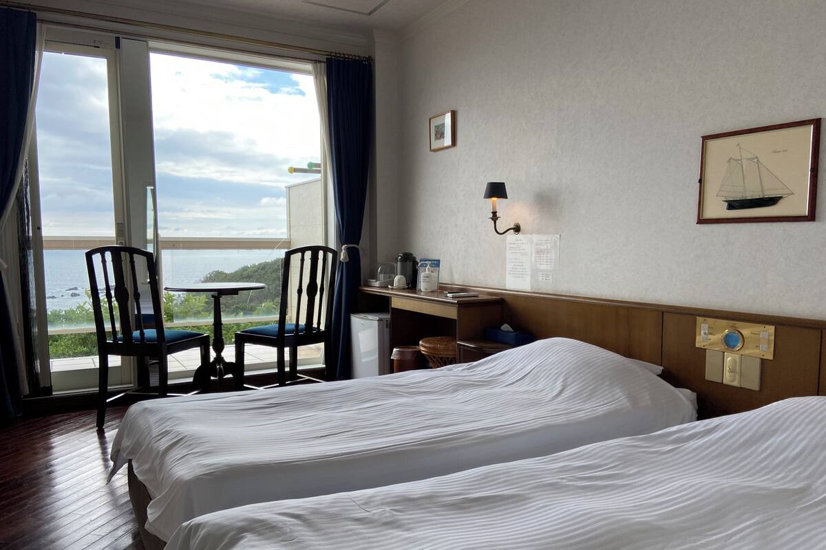 Chambre Deluxe avec lits jumeaux, vue mer | Espace de travail pour ordinateur portable, Wi-Fi gratuit, draps fournis