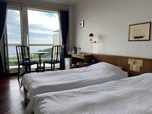 Chambre Deluxe avec lits jumeaux, vue mer | Espace de travail pour ordinateur portable, Wi-Fi gratuit, draps fournis
