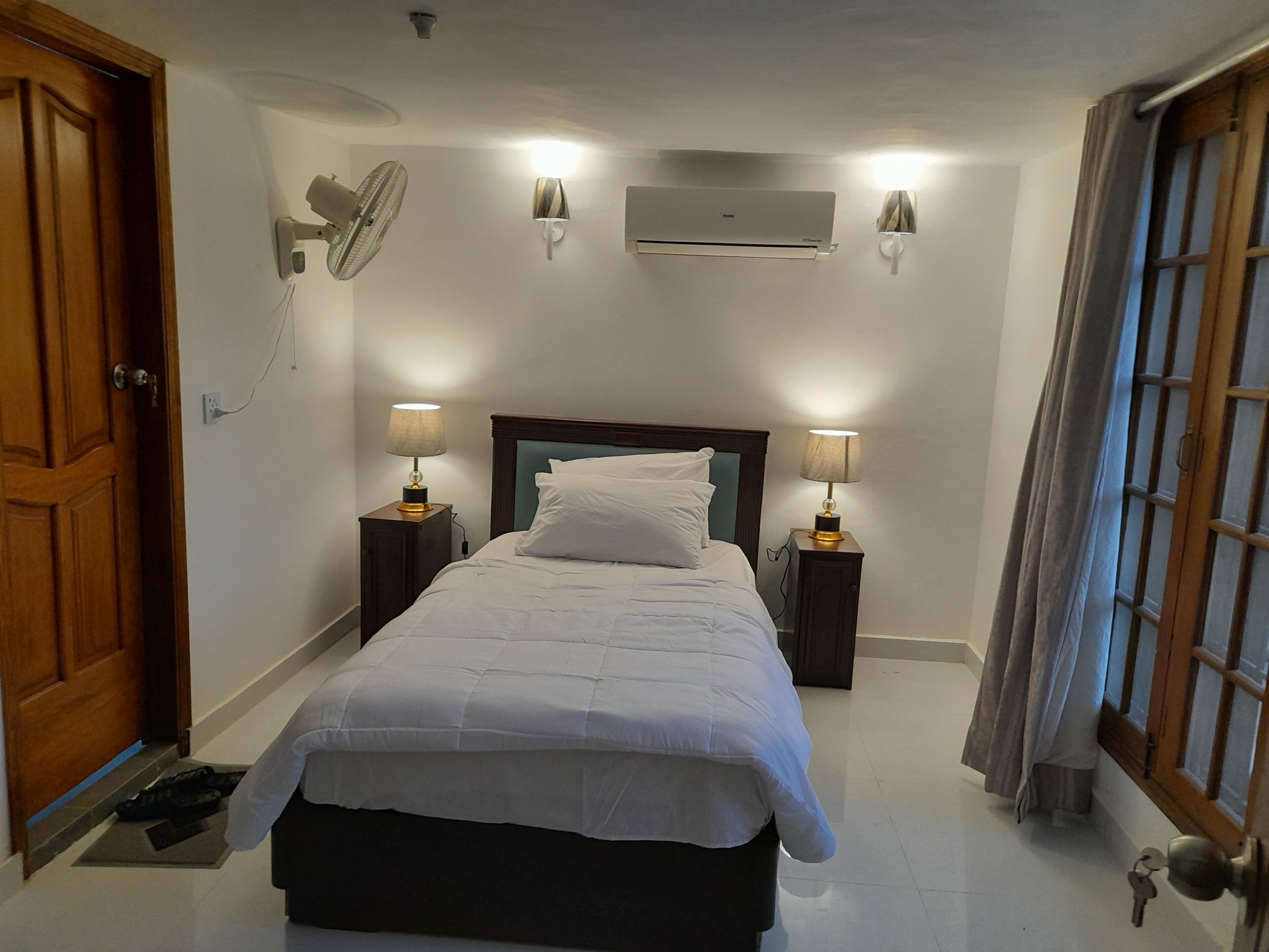 1 habitación, tabla de planchar con plancha, wifi y ropa de cama 