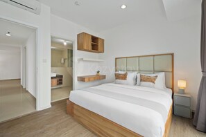 Ein modernes Hotelzimmer mit einem hölzernen Bettgestell, einem Nachttisch mit Lampe und einem eingebauten Regal über dem Bett.