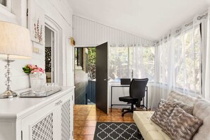 TV, offices - Spacious 4-Bed Character House in Vibrant Stanmore (Stanmore)