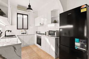 Coffee/tea maker, fridge, microwave, oven - Spacious 4-Bed Character House in Vibrant Stanmore (Stanmore)